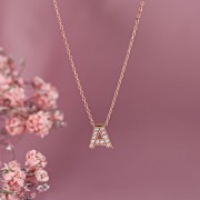 Goldene Halskette "A". Zirkonia