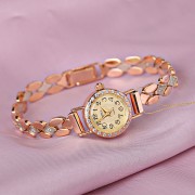 Goldene Armbanduhr mit Zirkonia