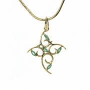 Goldene Anhänger mit Smaragden