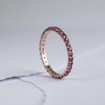 Золотое кольцо из розового золота с родолитами
