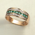 Золотое кольцо с бриллиантами и изумрудами