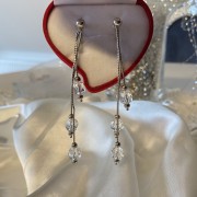 Серебряные серьги-пусеты с подвесками. Фианиты