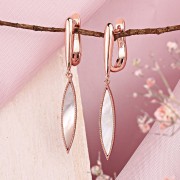 Vergoldete Ohrringe hängend