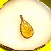 Vergoldeter Silberanhänger mit Bernstein