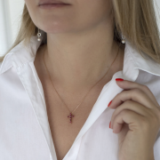 Goldkreuzanhänger mit Rubinen