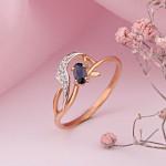 Золотое кольцо с фианитами и корундом сапфиром