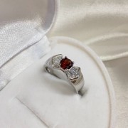 Silberring "Gefangenschaft der Schoenheit". Granat und Zirkonia