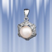 Anhaenger aus Silber mit Perle 