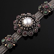 Armband. Perle, Smaragde, Rubine