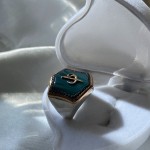 Серебряное кольцо-печатка c символом Elif Vav. Фианиты и зелёный агат