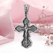 Silbernes Brustkreuz mit einem Kruzifix