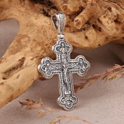Silberner Kreuzanhaenger mit Kruzifix