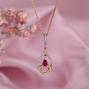 Goldanhaenger mit Kette. Diamanten und Rubin