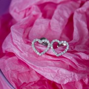 Goldene Herzohrringe mit Diamanten