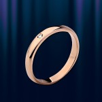 Золотое обручальное кольцо с бриллиантом.