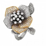 Ring mit Diamanten. Flirtende Blumen