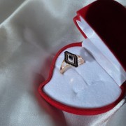 Vergoldeter Silberring mit schwarzen Zirkonia