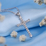 Silberhalskette mit Kreuzanhaenger aus Zirkonia