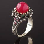 Silberring. Rubinen, Smaragde