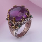 Кольцо серебряное. Аметист - кабошон & Изумруд