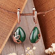 Vergoldete Ohrringe hängend