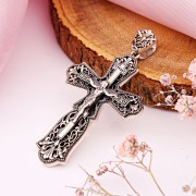 Silbernes Brustkreuz mit einem Kruzifix