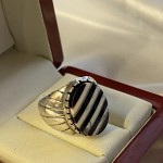 Серебряное кольцо-печатка "Зебра". Оникс
