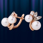 Ohrringe mit Perlen. Bicolor