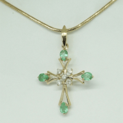 Goldener Anhänger mit Smaragden und Diamanten