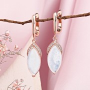 Vergoldete Ohrringe hängend