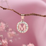 Goldanhaenger Buchstabe "M". Zirkonia