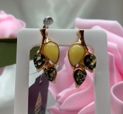 Vergoldete Silberohrringe mit koeniglichem Bernstein