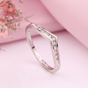 Weissgoldring mit Diamanten