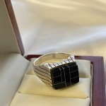 Herrenring aus geschwaerztem Silber mit Onyx