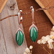 Vergoldete Ohrringe hängend