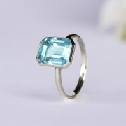 Goldring mit Blautopas