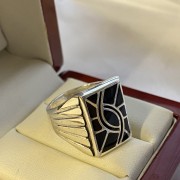 Herrenring aus geschwaerztem Silber mit Onyx