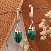 Vergoldete Ohrringe hängend