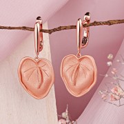 Vergoldete Ohrringe hängend