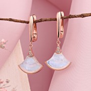 Vergoldete Ohrringe hängend