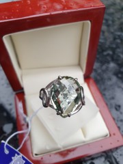 Серебряное кольцо с бледно-зеленым кварцем