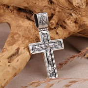 Silberkreuzanhaenger mit Kruzifix
