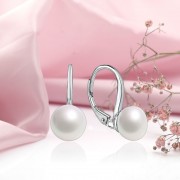 Silberohrringe. Perlen