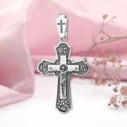 Silbernes Brustkreuz mit einem Kruzifix