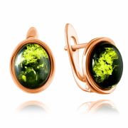 Vergoldete Silberohrringe. Grüner Bernstein