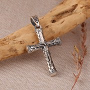 Silberner Kreuzanhaenger mit Kruzifix