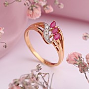 Goldring "Salvia". Rubine & Diamanten