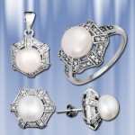 Ohrstecker, Ring, Anhaenger aus Silber mit Perle
