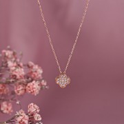 Goldene Halskette mit Zirkonia