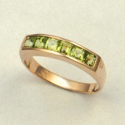 Goldring mit Peridot